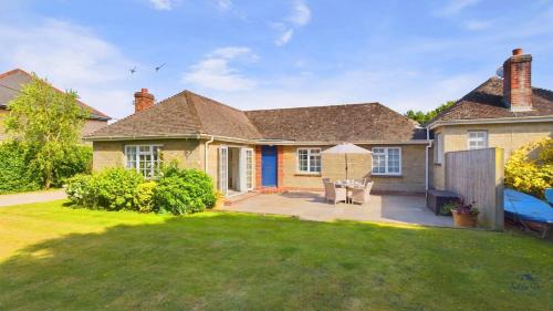 Bembridge House | Oceanfront White Roses: Guest Rated 9.5, Pet Friendly Escape