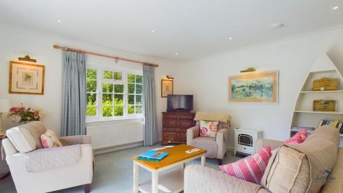 Bembridge House | Oceanfront White Roses: Guest Rated 9.5, Pet Friendly Escape