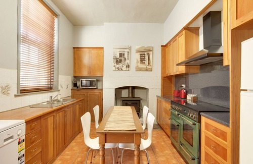 Bothwell Cottage | Discover White's Corner: Family-Friendly Stay with Breakfast