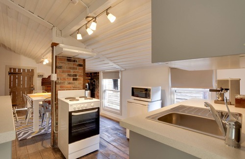 Bothwell Cottage | Discover White's Corner: Family-Friendly Stay with Breakfast