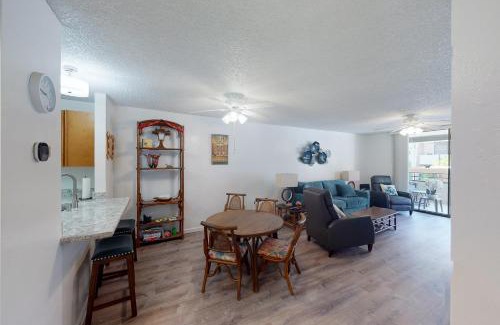 Kahaluu Bay Apartment | Beautiful Oceanfront Stay at White Sands Resort #108