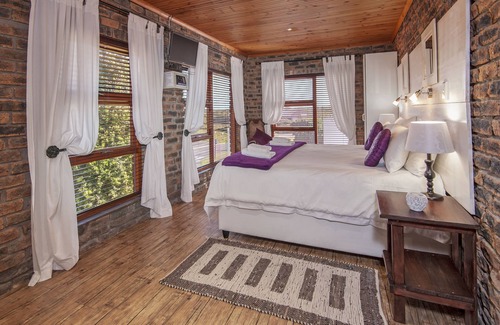 Van Dyks Bay Bed & Breakfast | Unwind at White Shark Guest House - 4 Star, Family-Friendly