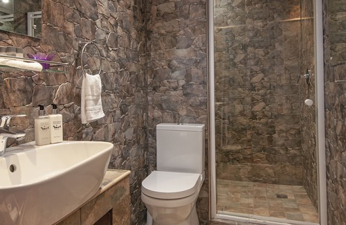 Van Dyks Bay Bed & Breakfast | Unwind at White Shark Guest House - 4 Star, Family-Friendly
