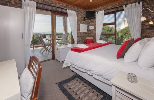 Van Dyks Bay Bed & Breakfast | Unwind at White Shark Guest House - 4 Star, Family-Friendly