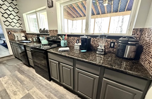 Bushkill House | Relaxing Retreat: White Swan Home with Hot Tub & Water Views