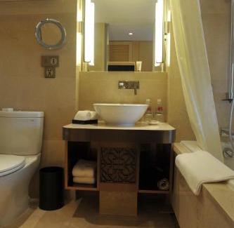 Guangzhou Hotel | Elegant White Swan Hotel: 5-Star Oceanfront Bliss
