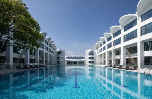 Luqiao District Hotel | Elegant White Swan Hotel Taizhou: 5-Star Family Getaway