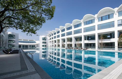 Luqiao District Hotel | Elegant White Swan Hotel Taizhou: 5-Star Family Getaway