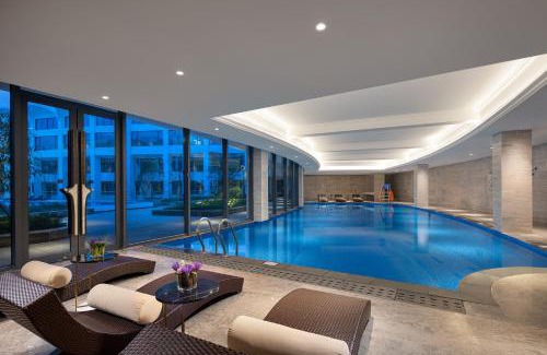 Luqiao District Hotel | Elegant White Swan Hotel Taizhou: 5-Star Family Getaway
