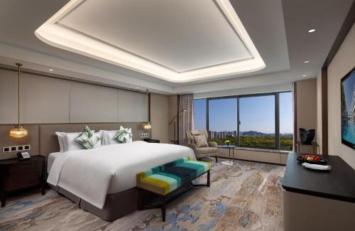 Luqiao District Hotel | Elegant White Swan Hotel Taizhou: 5-Star Family Getaway