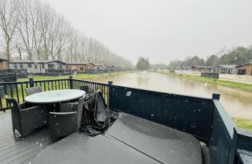 Allerthorpe Cabin | Welcoming White Swan Lodge with Family-Friendly Amenities