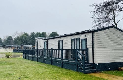Allerthorpe Cabin | Welcoming White Swan Lodge with Family-Friendly Amenities