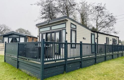 Allerthorpe Cabin | Welcoming White Swan Lodge with Family-Friendly Amenities