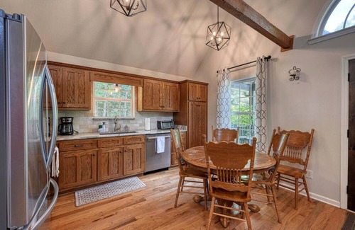 Dahlonega House | Discover White Tail Cottage: Explore Wineries & Hiking