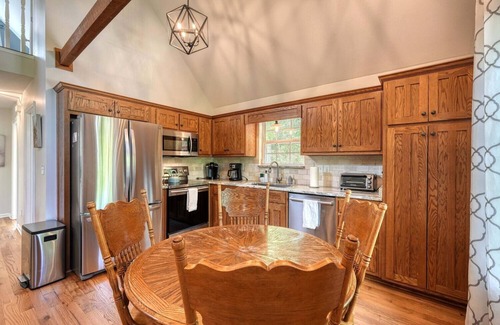 Dahlonega House | Discover White Tail Cottage: Explore Wineries & Hiking