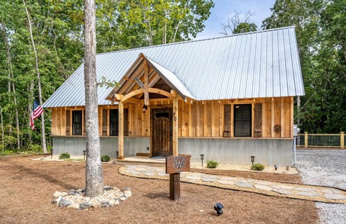 Rising Fawn House | Inviting White Tail Fawn Cabin with Hot Tub & Child-Friendly Amenities