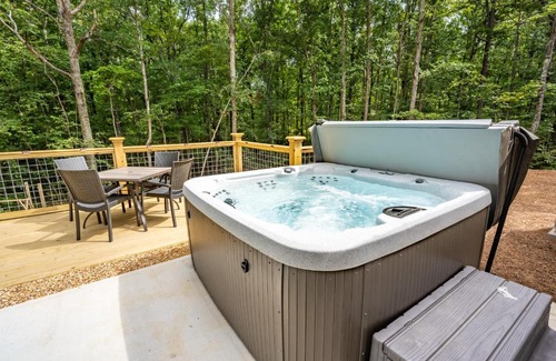 Rising Fawn House | Inviting White Tail Fawn Cabin with Hot Tub & Child-Friendly Amenities