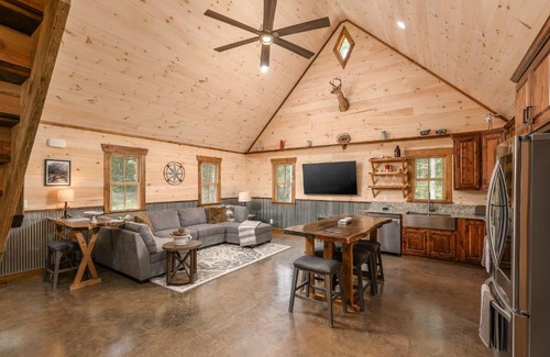 Rising Fawn House | Inviting White Tail Fawn Cabin with Hot Tub & Child-Friendly Amenities