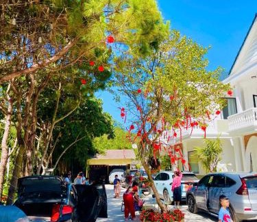 Duc Trong Hotel | Pet-Friendly White House: A 4-Star Family Getaway
