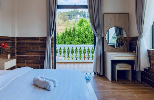 Duc Trong Hotel | Pet-Friendly White House: A 4-Star Family Getaway
