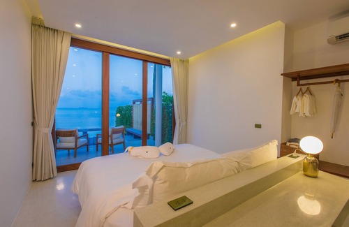 Bang Po Hotel | Beachfront Oasis: White Whale Pool Villa with Ocean View