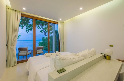 Bang Po Hotel | Beachfront Oasis: White Whale Pool Villa with Ocean View