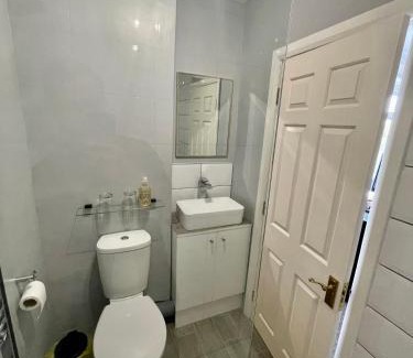 Hartshill House | Discover White Wings: Pet-Friendly Retreat with Pool Access
