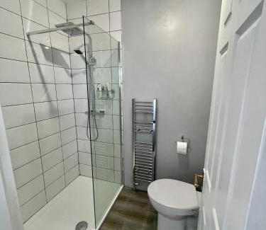 Hartshill House | Discover White Wings: Pet-Friendly Retreat with Pool Access