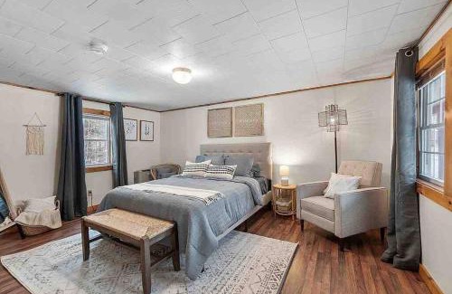 Thornton Apartment | Pet-Friendly White Mountains Ski & Hike Retreat Awaits You