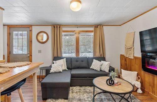 Thornton Apartment | Pet-Friendly White Mountains Ski & Hike Retreat Awaits You