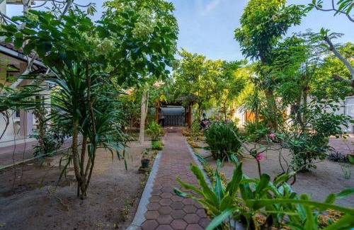 Senggigi House | Cozy Whiterose Guesthouse: Pet Friendly & Family Ready