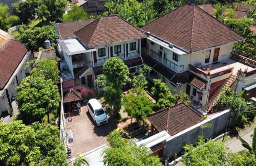 Senggigi House | Cozy Whiterose Guesthouse: Pet Friendly & Family Ready