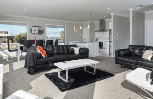 Papamoa Beach House | Experience Whitesands Beach House: Top Rated Family Escape