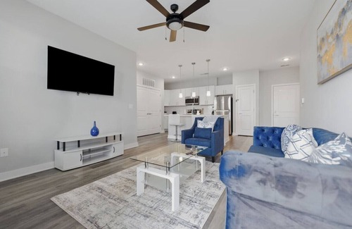 Whitestown Apartment | Whitestown Getaway | King Bed