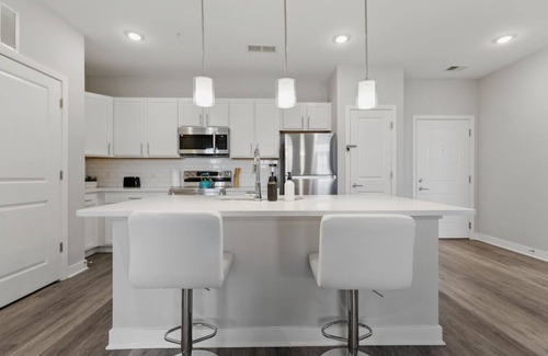 Whitestown Apartment | Whitestown Getaway | King Bed