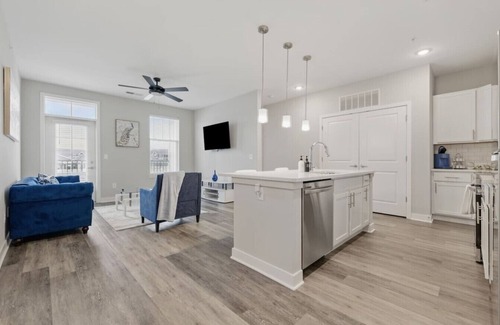 Whitestown Apartment | Whitestown Getaway | King Bed