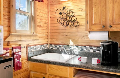 Llano Cabin | Whitetail Oaks Guesthaus: Country Views & Cozy Fire Pit