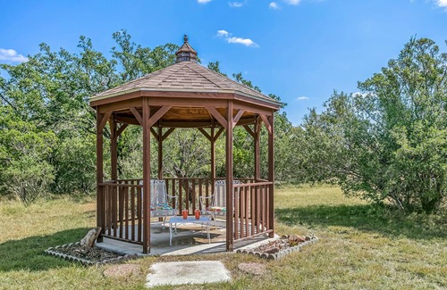 Llano Cabin | Whitetail Oaks Guesthaus: Country Views & Cozy Fire Pit