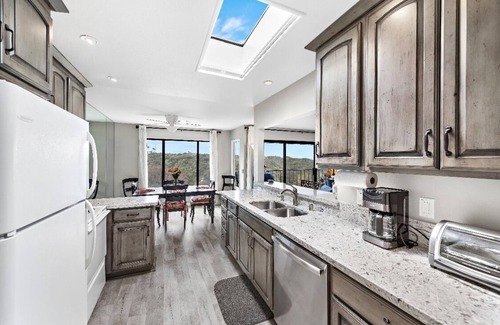 San Clemente Condo | Ocean View Retreat: Parkview #203 Steps from the Beach