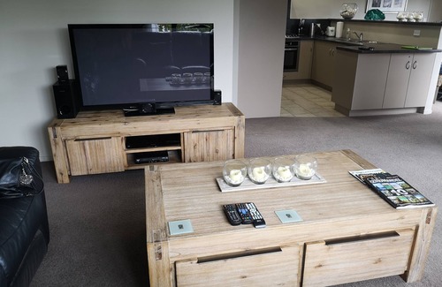 Whitianga House | Whitianga Escape - Relax by the Ocean with Spa Amenities