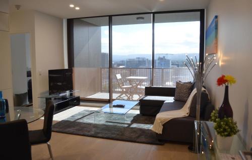 Adelaide Central Business District Apartment | Discover Whitmore SQ: Family-Friendly with a Refreshing Pool