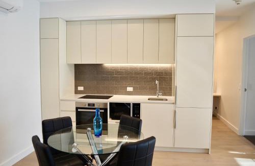 Adelaide Central Business District Apartment | Discover Whitmore SQ: Family-Friendly with a Refreshing Pool