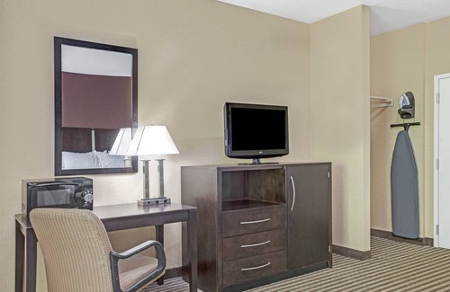 Hamden Hotel | Comfort at Whitney Inn & Suites: Spa, Breakfast & More
