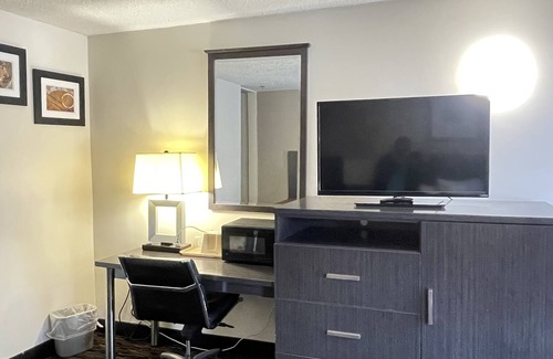Hamden Hotel | Comfort at Whitney Inn & Suites: Spa, Breakfast & More