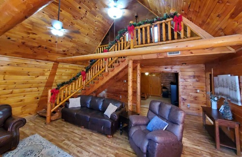 Broken Bow Cabin | Whits End Cabin: Pet-Friendly Retreat with Lake Views
