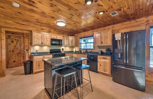Broken Bow Cabin | Whits End Cabin: Pet-Friendly Retreat with Lake Views