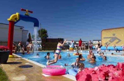 Seasalter Apartment | Cozy Whitstable 2-Bed Park Home at Alberta Holiday Park