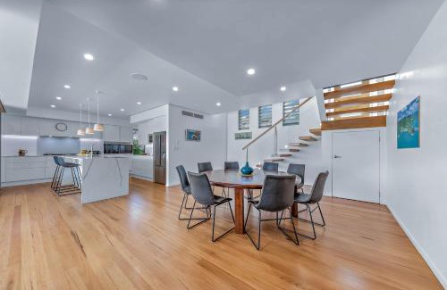 Airlie Beach House | Experience Hillcrest: 4-Star Stay in Whitsundays
