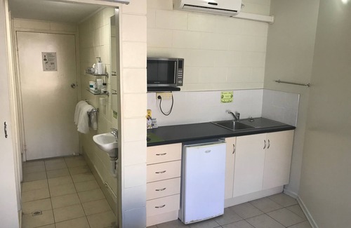 Airlie Beach Hotel | Beachfront Retreat at Whitsunday with Family-Friendly Amenities