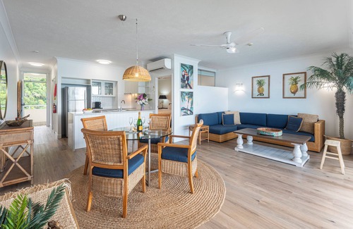 Hamilton Island Apartment | Whitsunday West Apartment 1303: Rated 10/10 with Pool & Kitchen